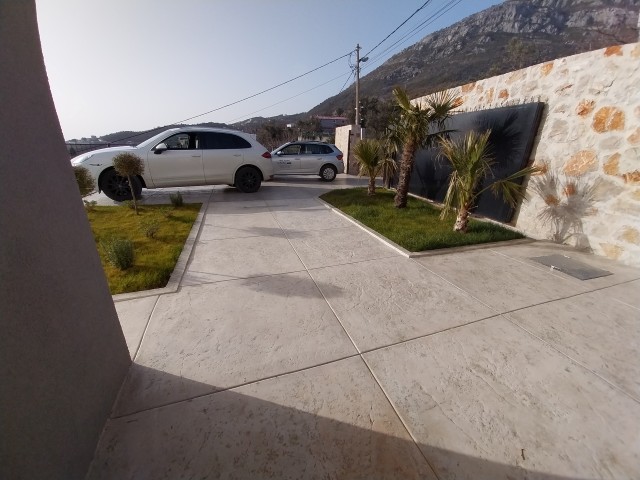Karadağ ( Montenegro ) Bar'da Satılık 4+1 Deniz Manzaralı Özel Havuzlu Villa